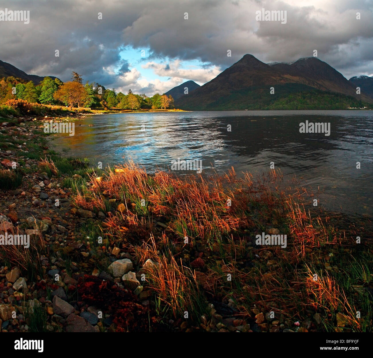 Loch Leven e Pap di Glencoe, vicino a North Ballachulish, Highlands, Scotland, Regno Unito Foto Stock
