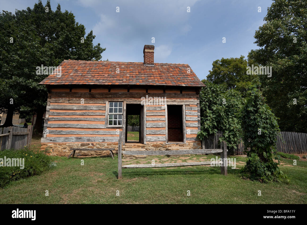 Log Cabin nella Vecchia Salem Historic District, Winston-Salem, Vecchia Salem, North Carolina, Stati Uniti d'America. Foto Stock