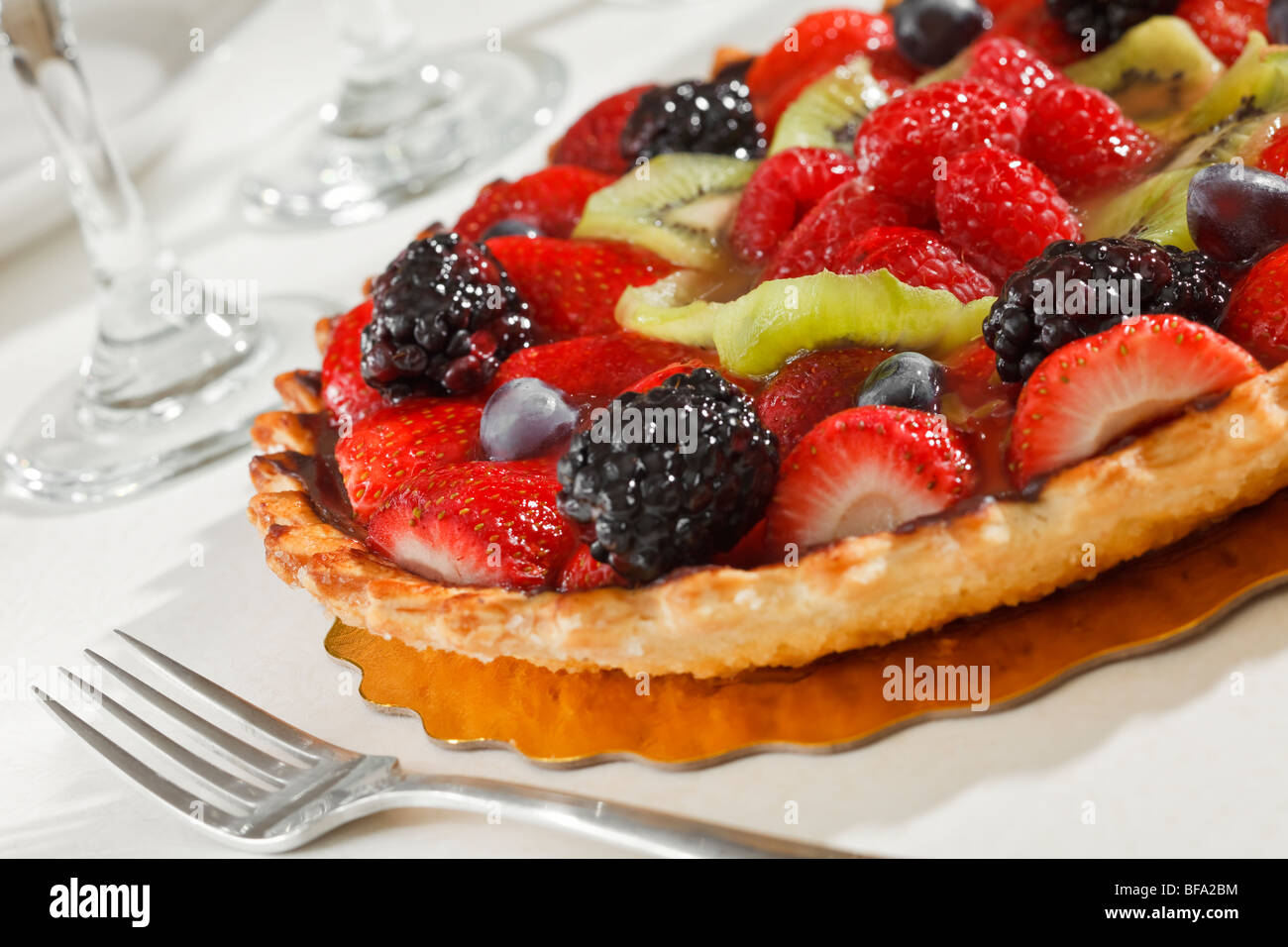 Torta di frutta con fragole, "Boysenberries", kiwi e uva. Foto Stock