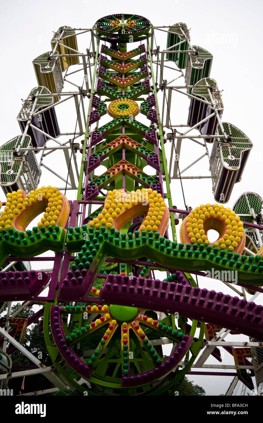 Un famoso carnevale ride denominato " la cerniera lampo'. Foto Stock