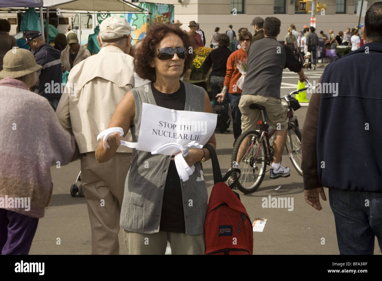 Attivista Antinuclear informare il pubblico sui pericoli di reattori nucleari e armi a Brooklyn, New York. Foto Stock