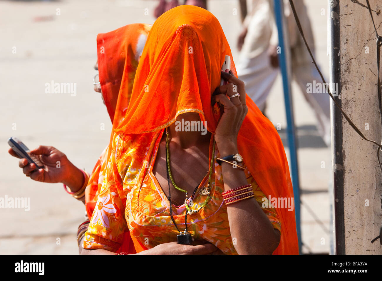 Rajput donna a parlare su un telefono cellulare al Camel Fair in Pushkar India Foto Stock