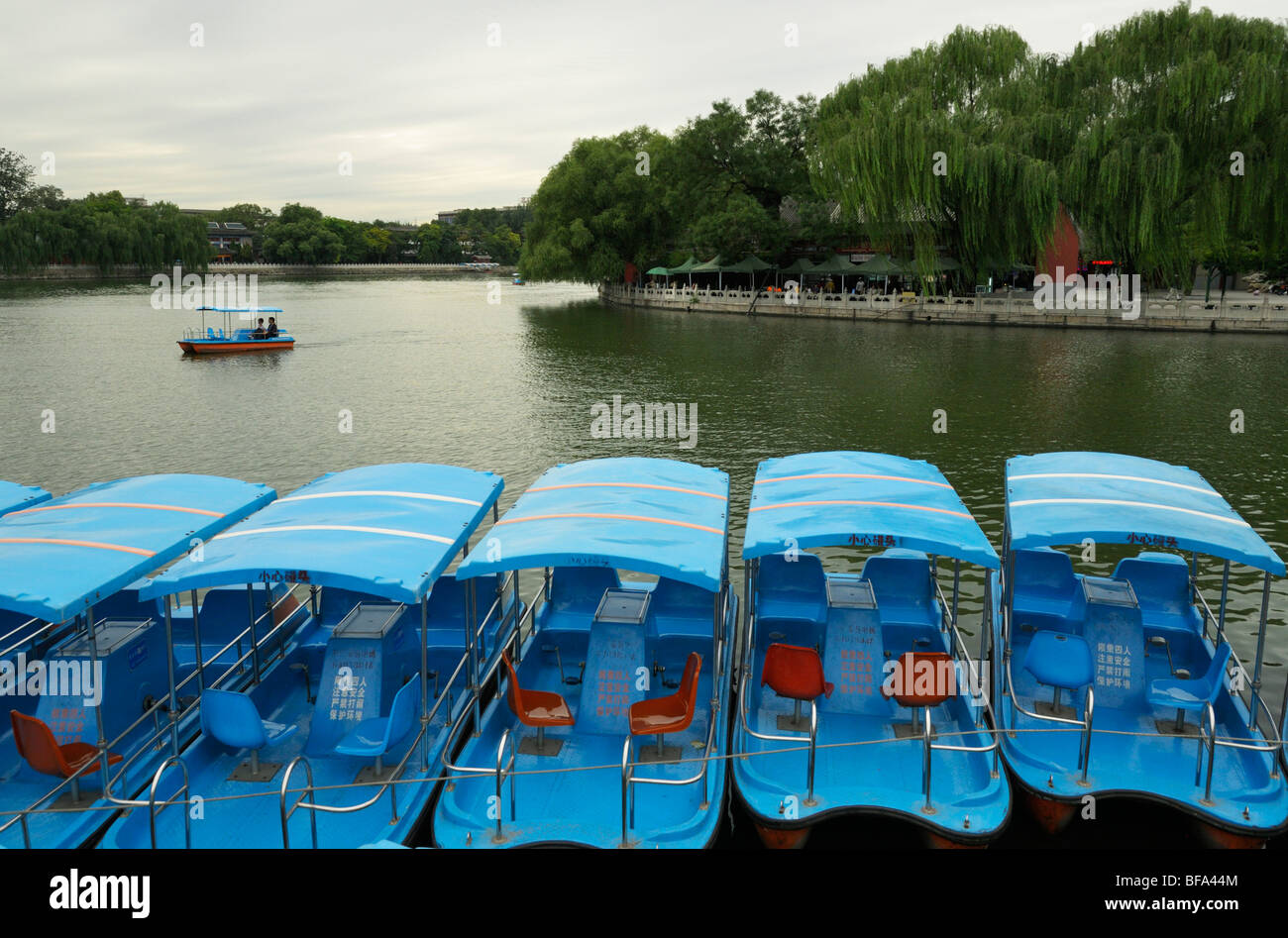 Beihai Park Lake con Qionghua (Isola dei Fiori di Giada), Pechino CN Foto Stock