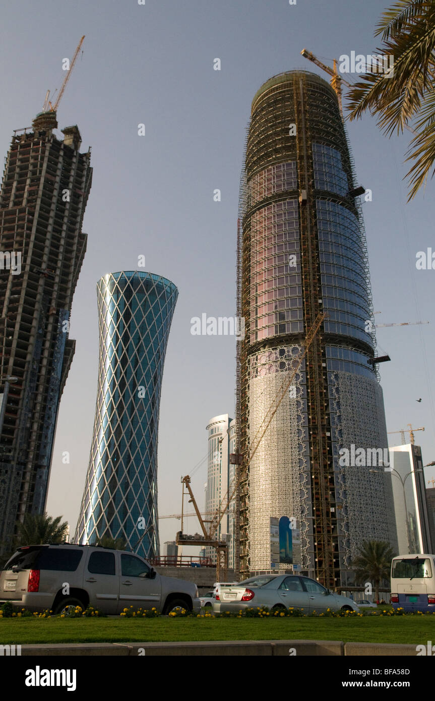 Alta torre di blocchi essendo costruito nel west end di Doha nel quartiere finanziario Foto Stock