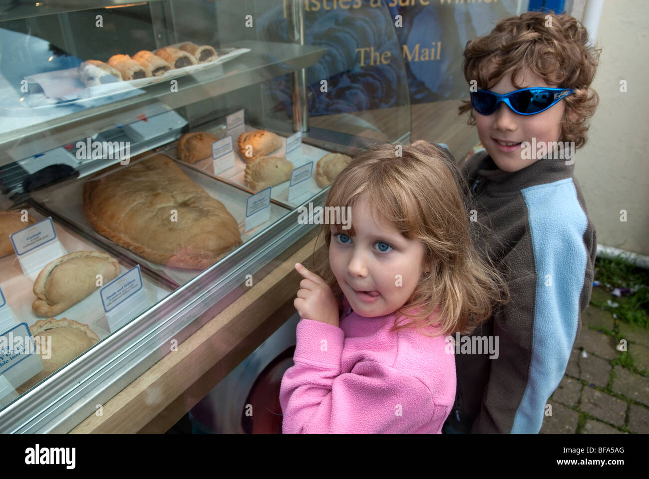 Ragazzo e ragazza guardando molto grandi Cornish Pasty. Modello completamente rilasciato Foto Stock