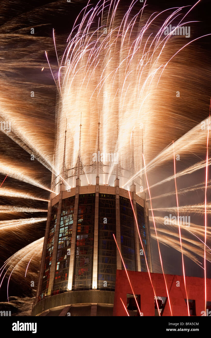 Liverpool Cattedrale Metropolitana di Cristo Re illuminato da fuochi d'artificio Foto Stock