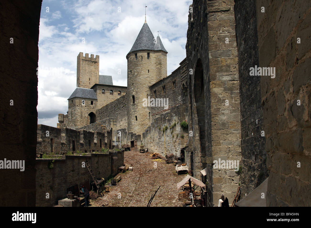 Set cinematografico in costruzione entro le mura della città di Carcassonne Aude Francia Foto Stock