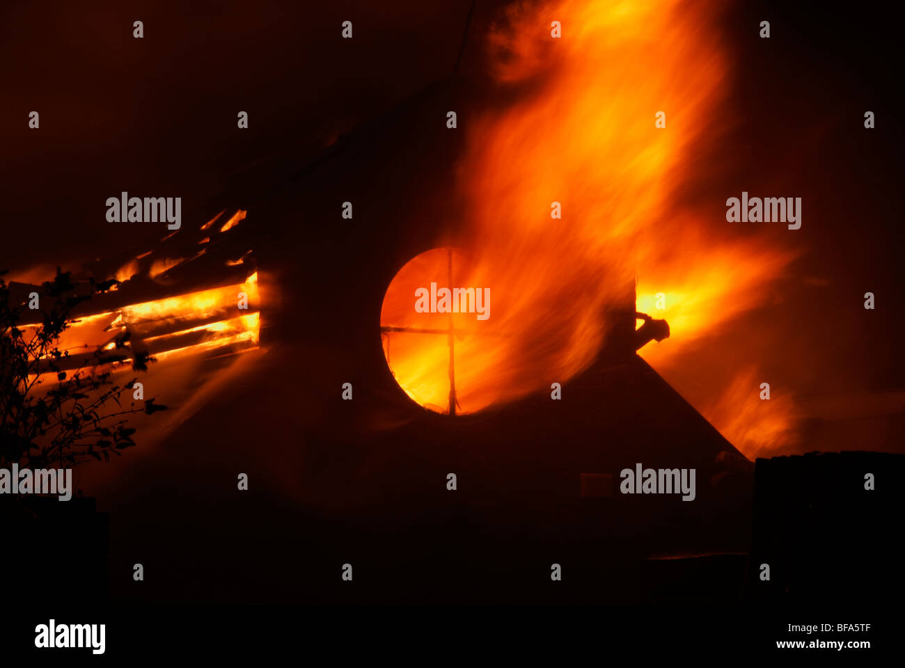 Fiamme in venti alti da incendio in fabbrica Foto Stock