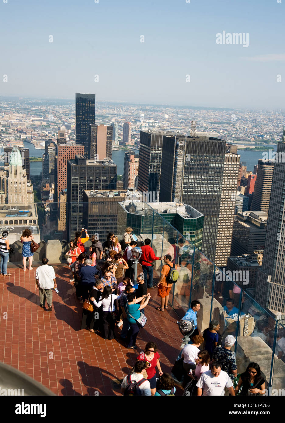 I turisti ammirando la vista dalla cima della Roccia, la parte superiore del Rockfeller Center di New York Foto Stock