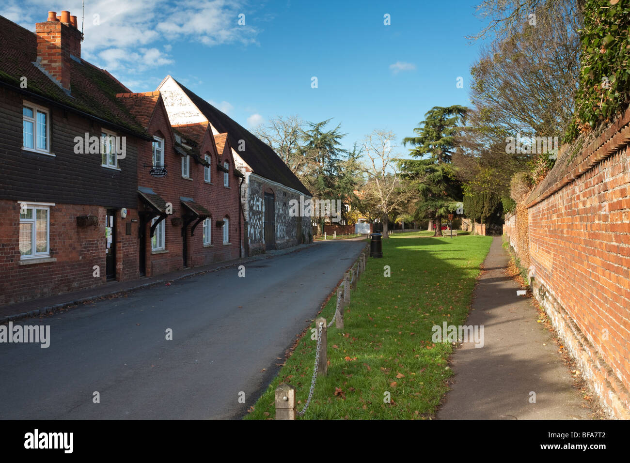 La strada principale attraverso la upcross villaggio di Hurley in Berkshire, Regno Unito Foto Stock