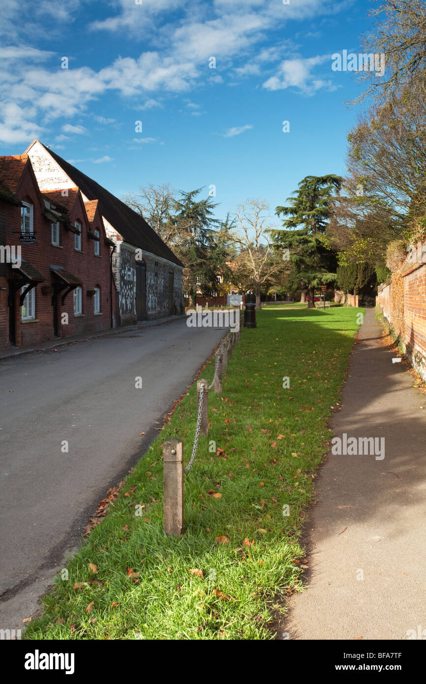 La strada principale attraverso la upcross villaggio di Hurley in Berkshire, Regno Unito Foto Stock