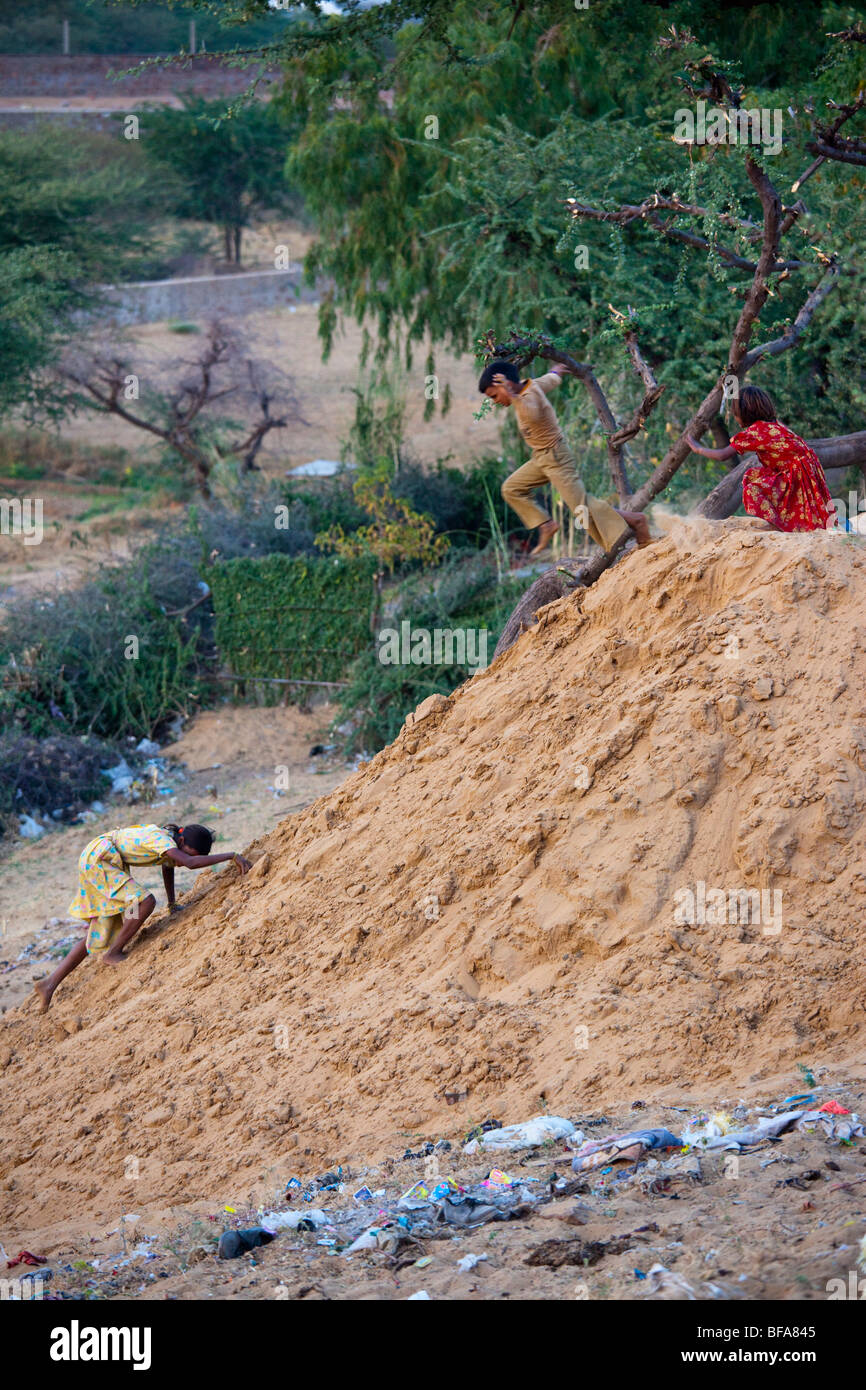 Bambini che giocano su una pila di sabbia in Pushkar India Foto Stock
