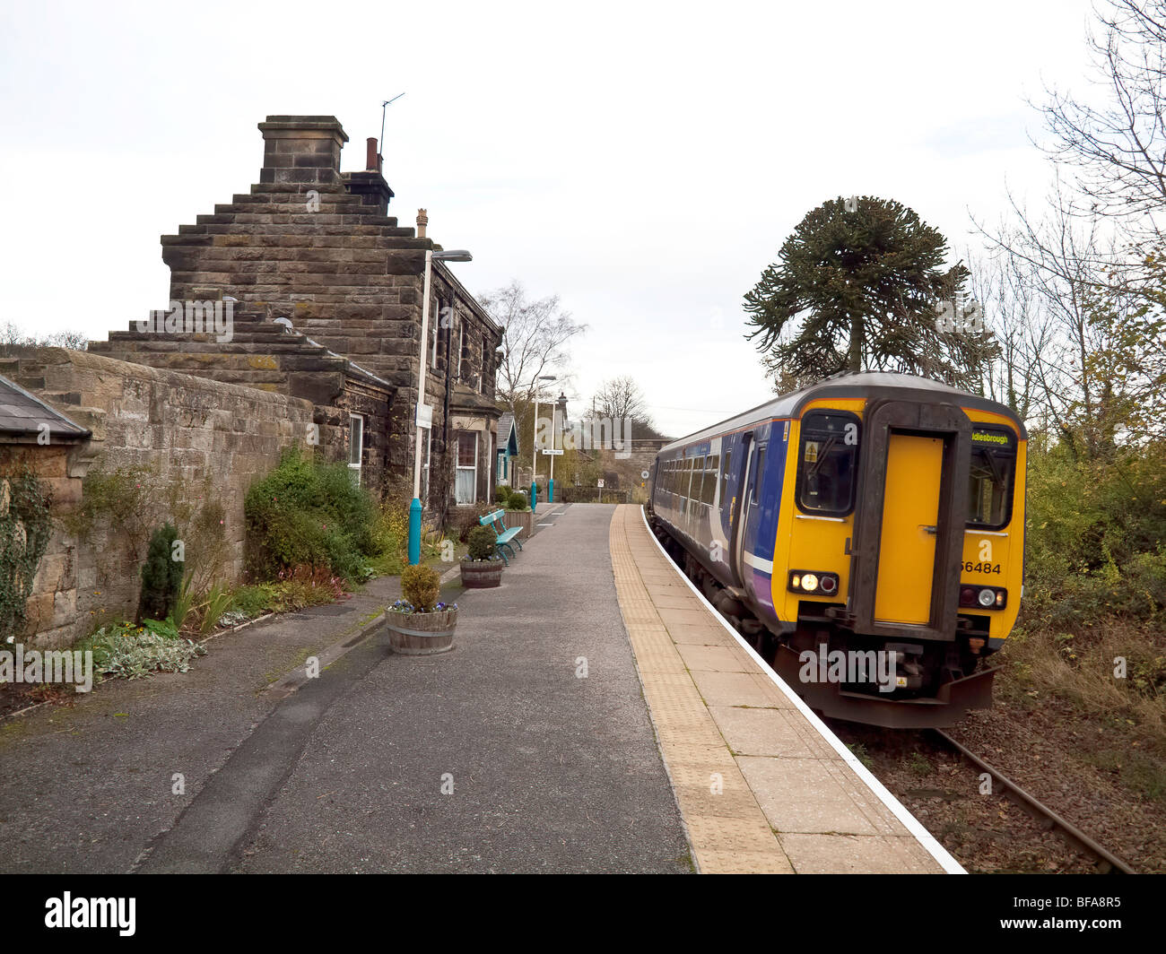 Un treno alla stazione di Danby sulle zone rurali Esk Valley Railway da Middlesbrough a Whitby, senza passeggeri o di giunzione scende Foto Stock