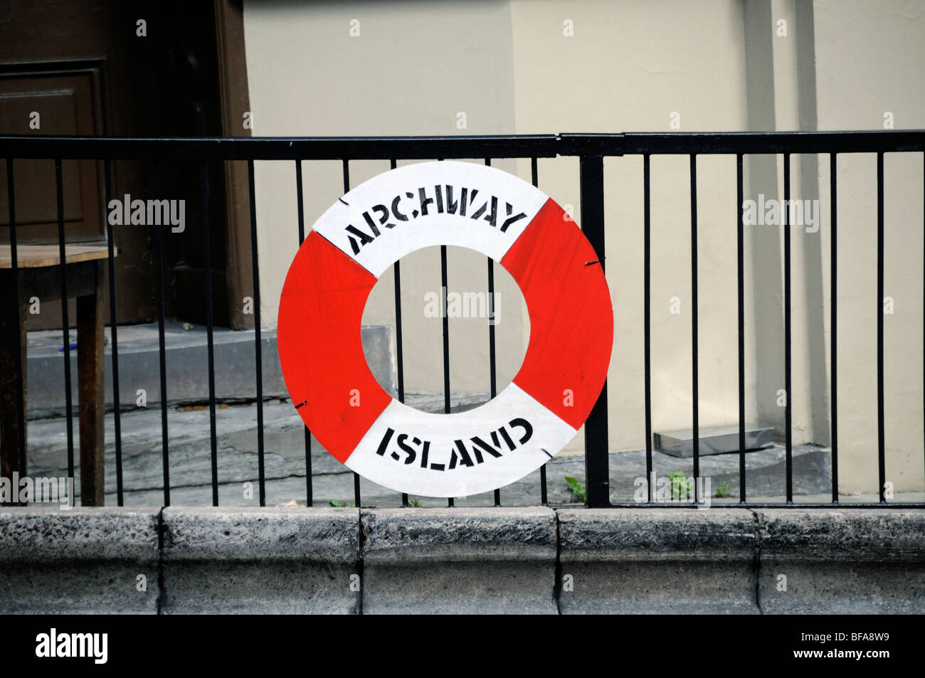 Archway Isola, giubbotto di salvataggio sulla ringhiera a Archway Holloway Londra Inghilterra REGNO UNITO Foto Stock