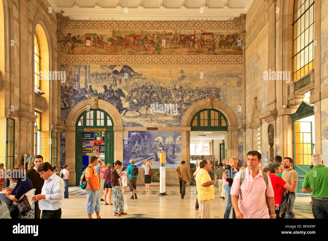 Le immagini dipinte su pannelli di piastrelle nel vestibolo di Sao Bento Stazione, Porto, Portogallo Foto Stock