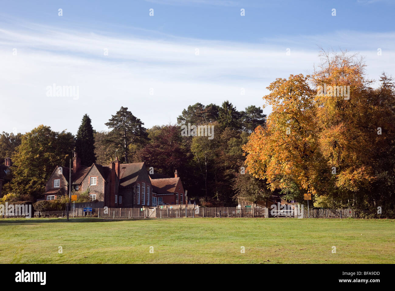 Tilford Surrey England Regno Unito. Scuola rurale dal verde in autunno nel pittoresco villaggio. Tutti i Santi C di e i bambini della scuola. Foto Stock