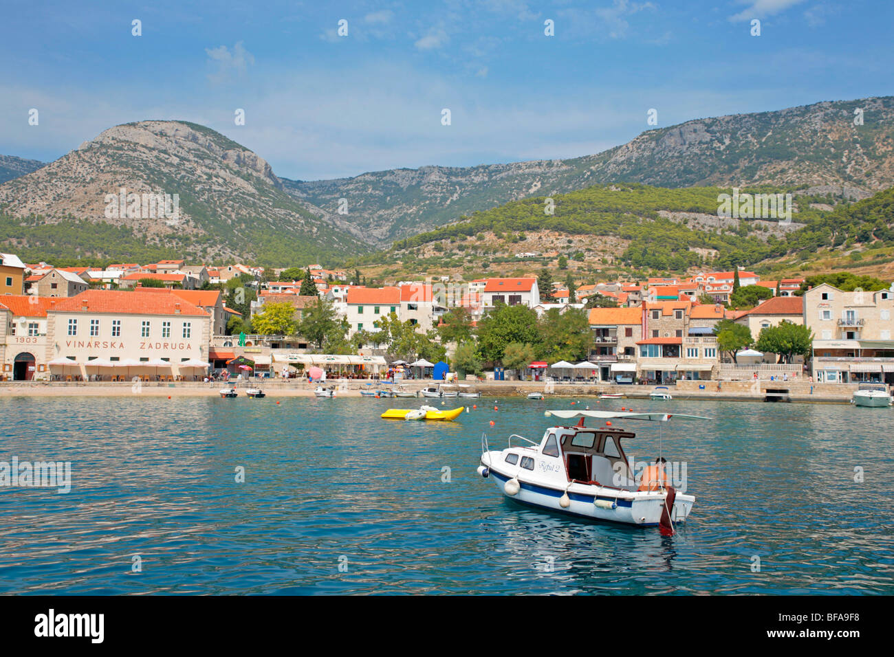 La città di Bol, Isola di Brac Dalmazia centrale, Croazia Foto Stock