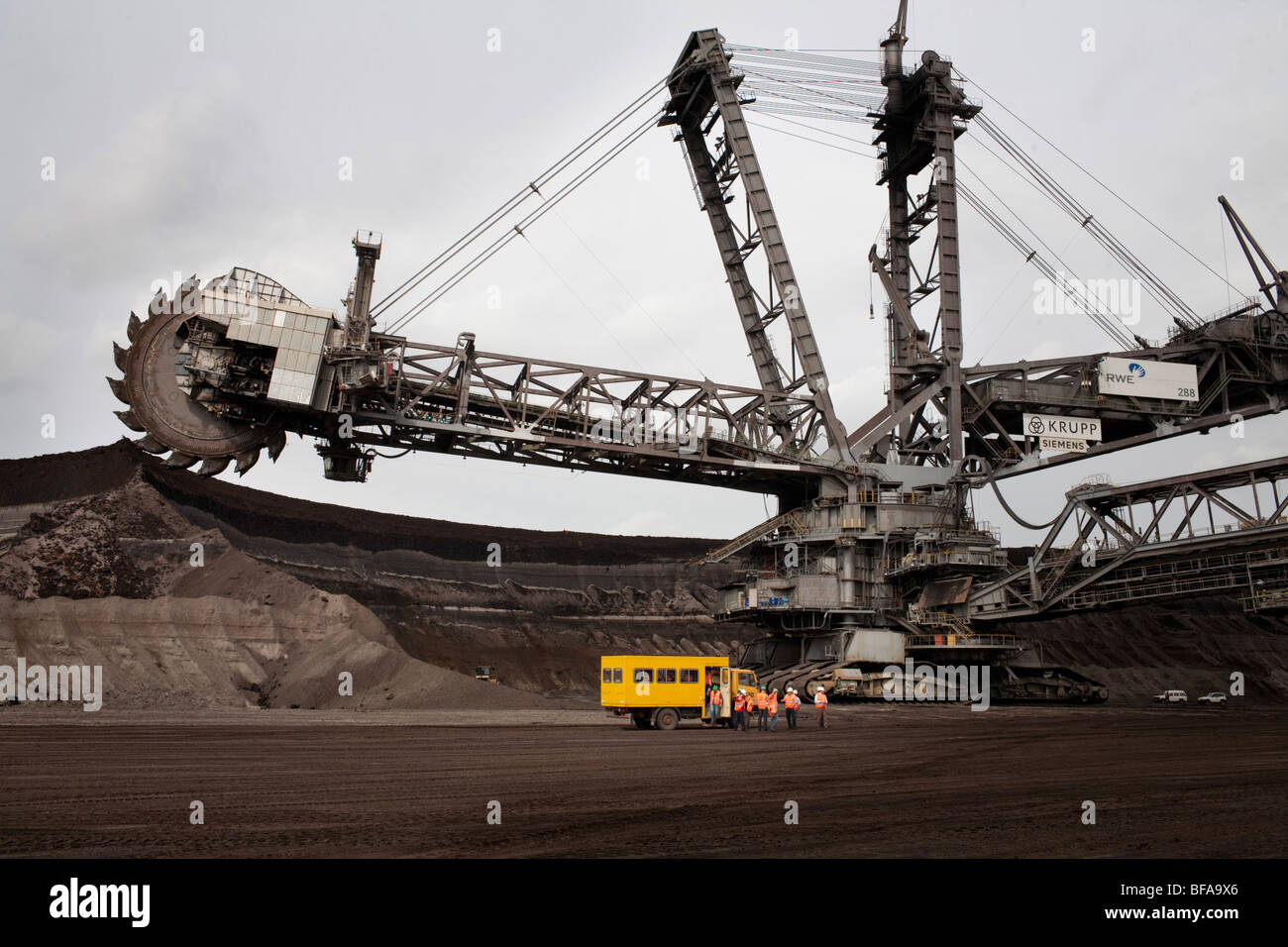 In Kohletagebau Garzweiler der von der RWE betrieben wird, Ankunft eines Werktransporters zum Schichtwechsel, Foto Stock