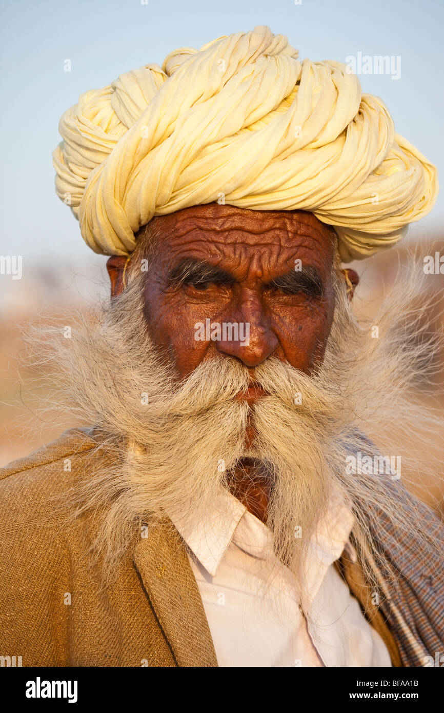 Rajput testa di uomo con turbante al Camel festival di Pushkar India Foto Stock