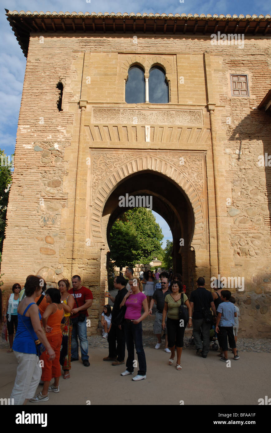 La facciata occidentale di Puerta del vino (Vino Gate), e l'Alhambra Palace, Granada, Andalusia, Spagna Foto Stock