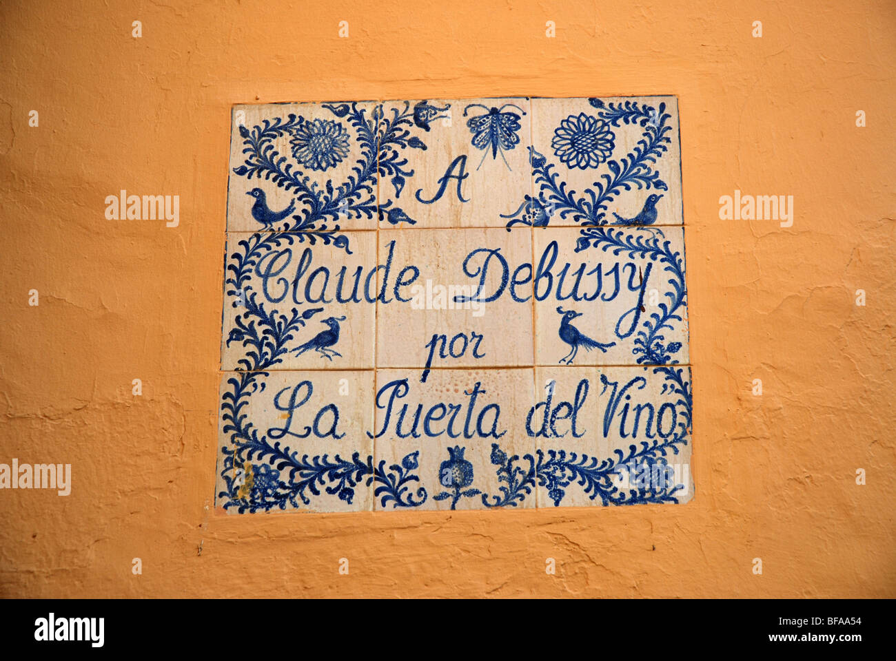 Parete piastrellata segno, 'A Claude Debussy por La Puerta del vino', Alhambra di Granada, Andalusia, Spagna Foto Stock