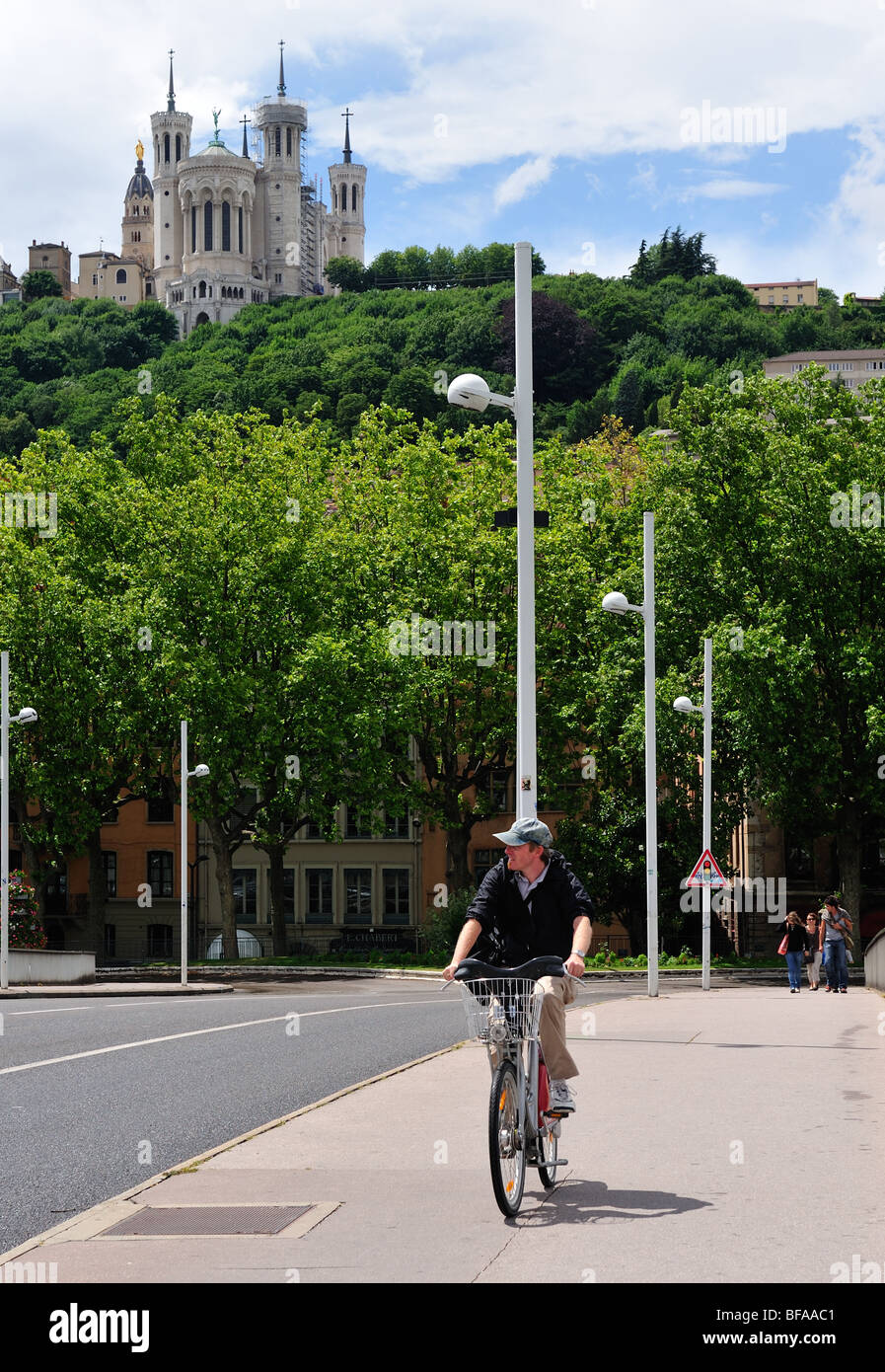 Vista di uno dei ponti sul fiume Saone con un ciclista/tourist attraversando uno dei numerosi ponti Foto Stock