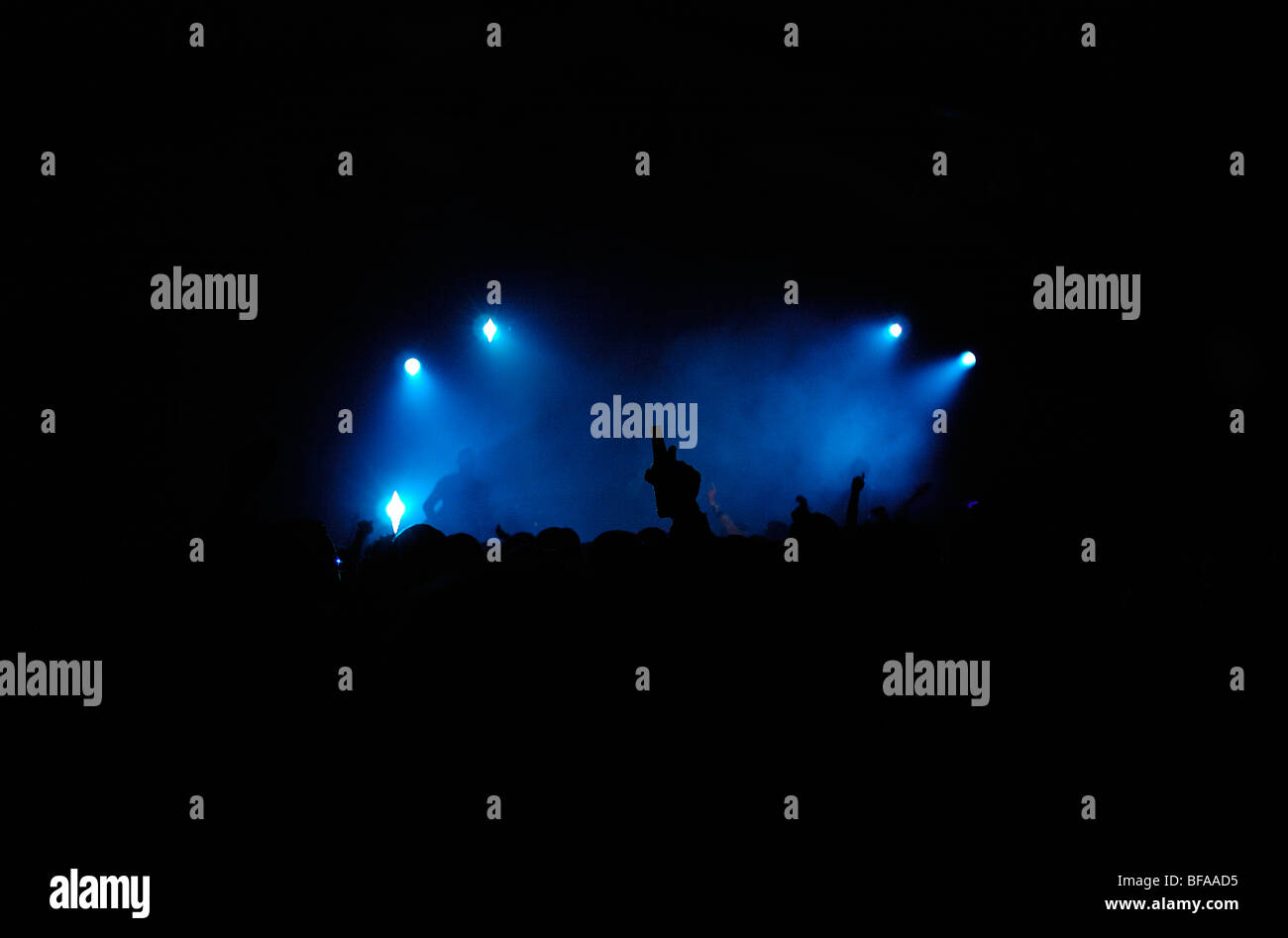 Vista la silhouette di un concerto che mostra la universla bottiglia di birra in primo piano Foto Stock