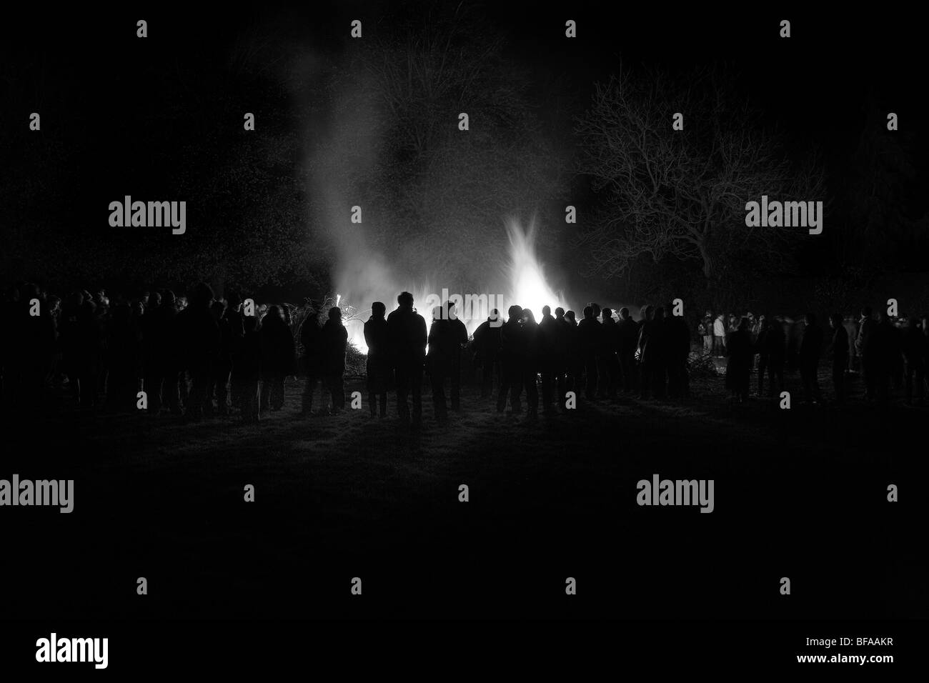 La folla davanti al falò sulla notte dei falò, Novembre il quinto Foto Stock