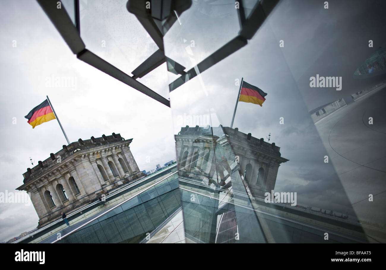 La riflessione sulla cupola del Reichstag Foto Stock