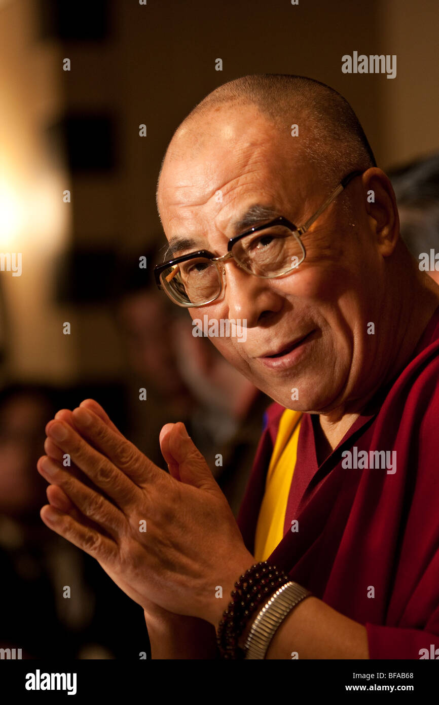 Il Dalai Lama Tenzin Gyatso, parlando a una funzione. Foto Stock