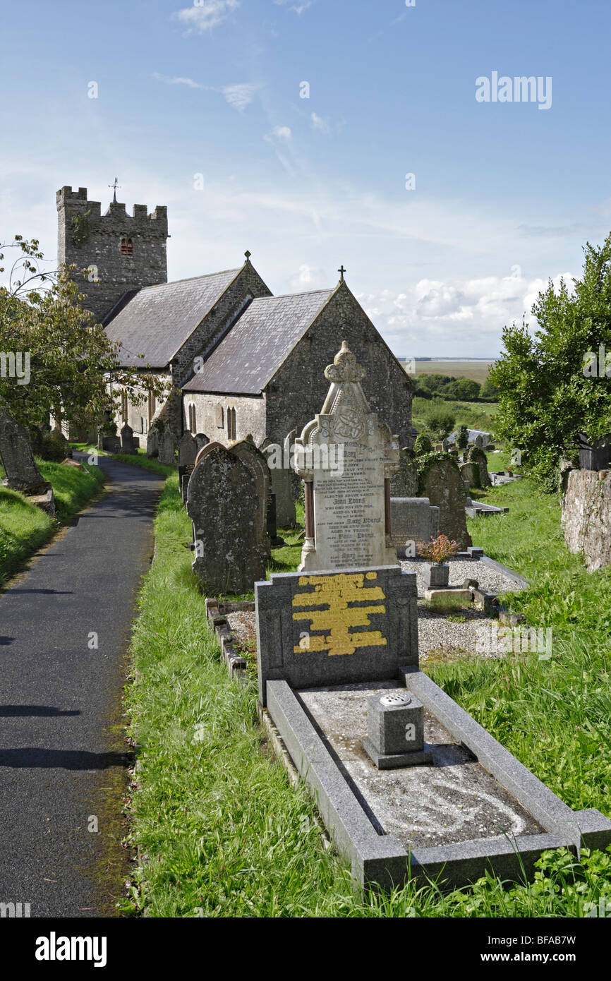 St Rhidian e St Illtyd chiesa a Llanrhidian sulla penisola di Gower in Galles. Chiesa del villaggio gallese Foto Stock