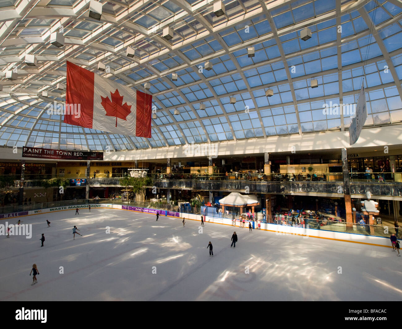 La pista da pattinaggio su ghiaccio al West Edmonton Mall in Edmonton, Alberta, Canada. Foto Stock