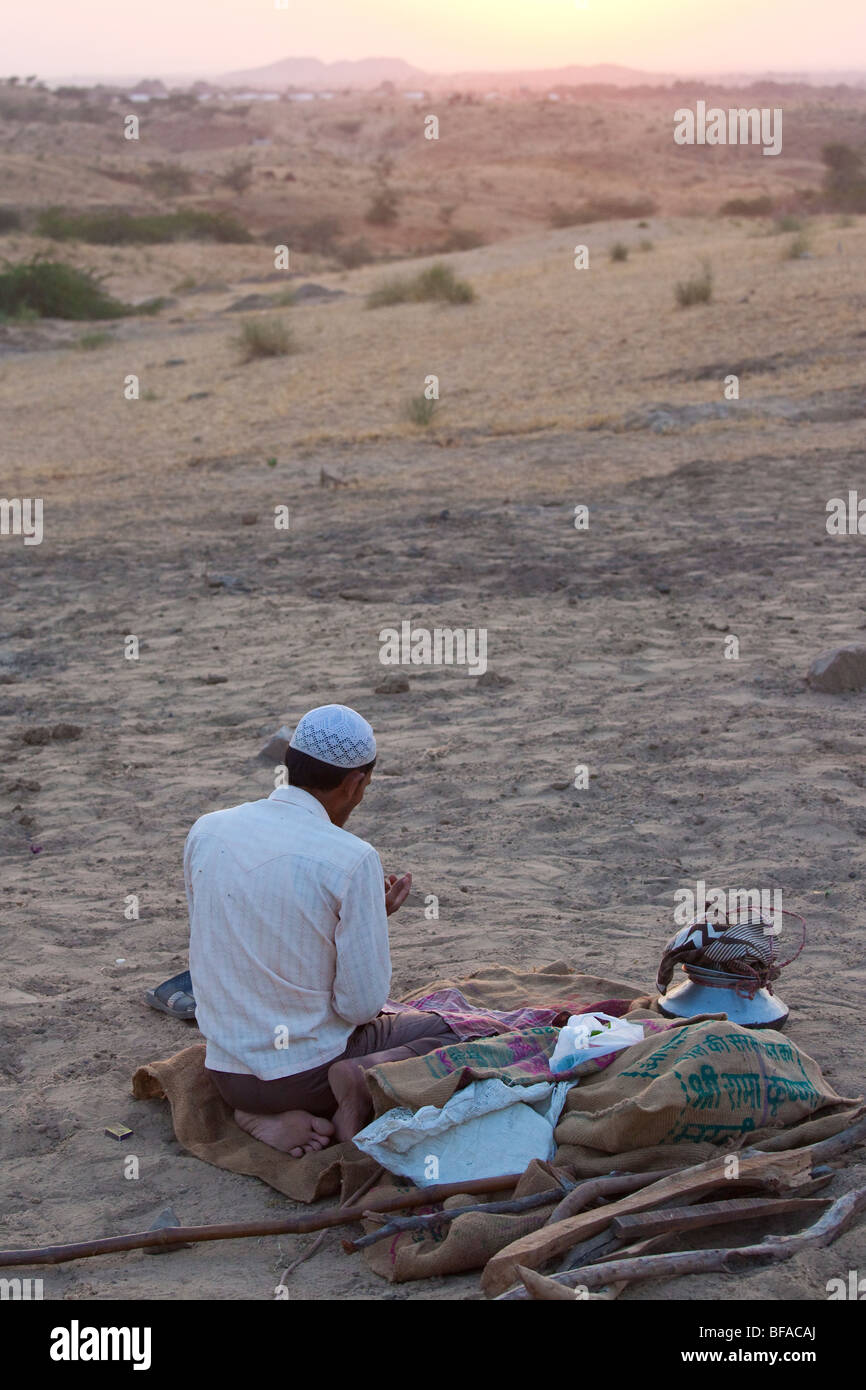 Uomo musulmano prega al Camel Fair in Pushkar India Foto Stock