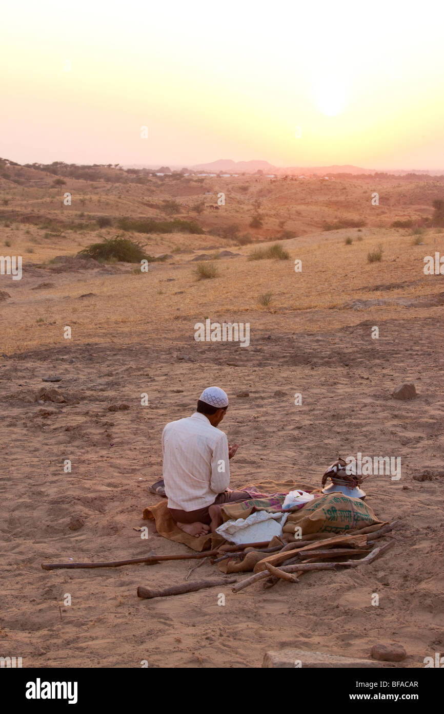 Uomo musulmano prega al Camel Fair in Pushkar India Foto Stock