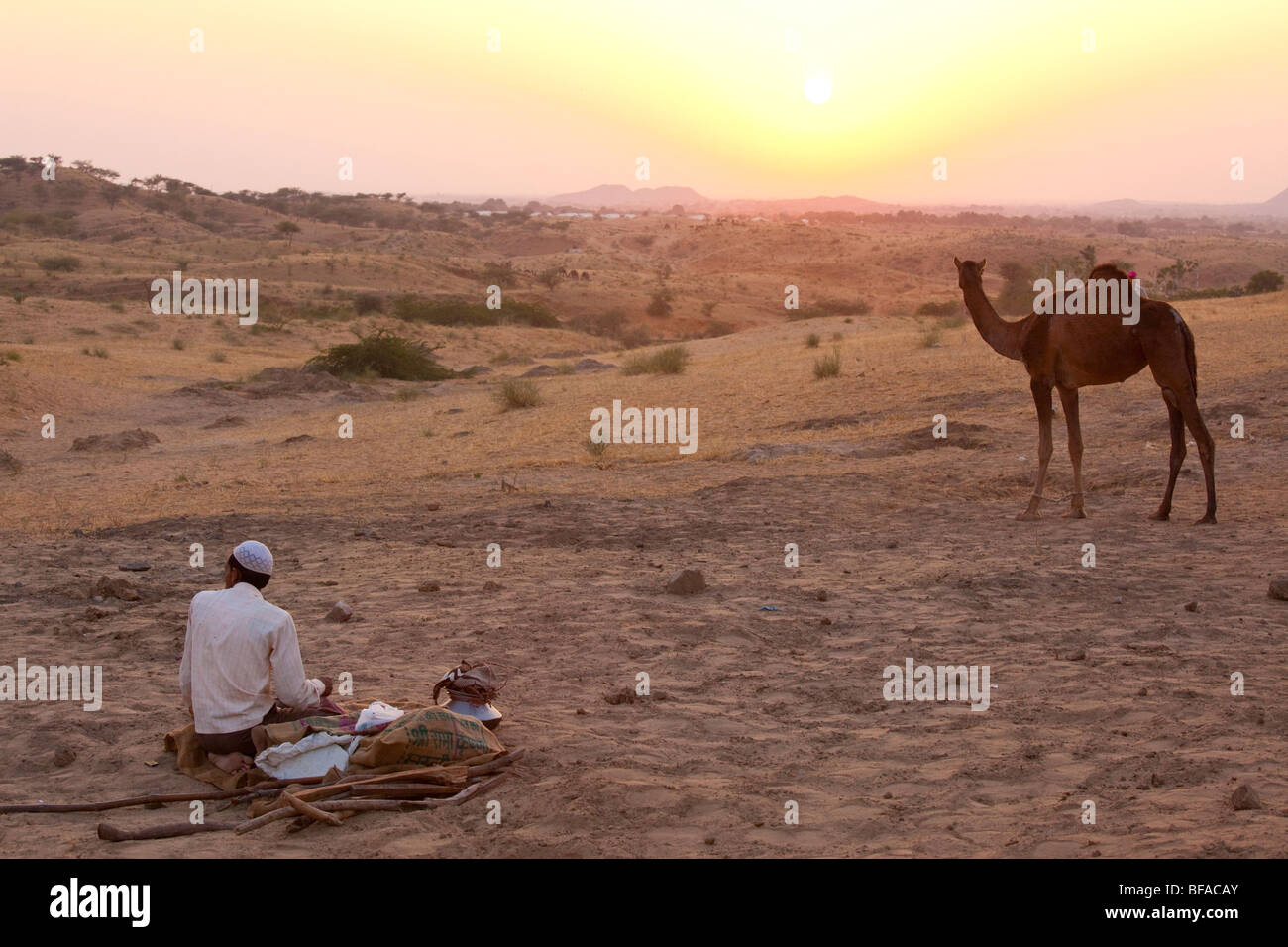 Uomo musulmano prega al Camel Fair in Pushkar India Foto Stock