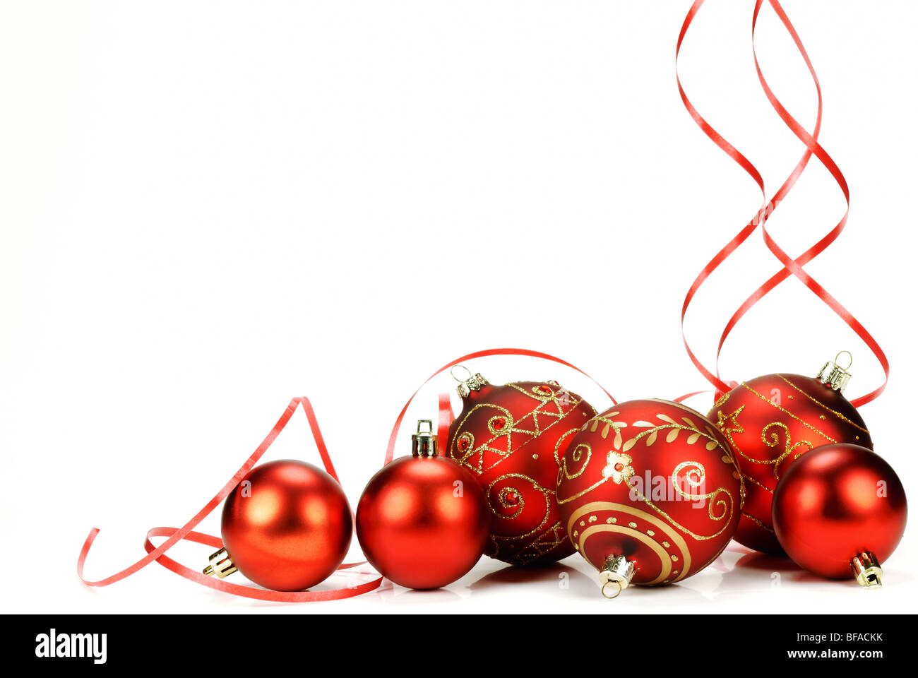 Rosso palle di Natale con nastri su sfondo bianco Foto Stock