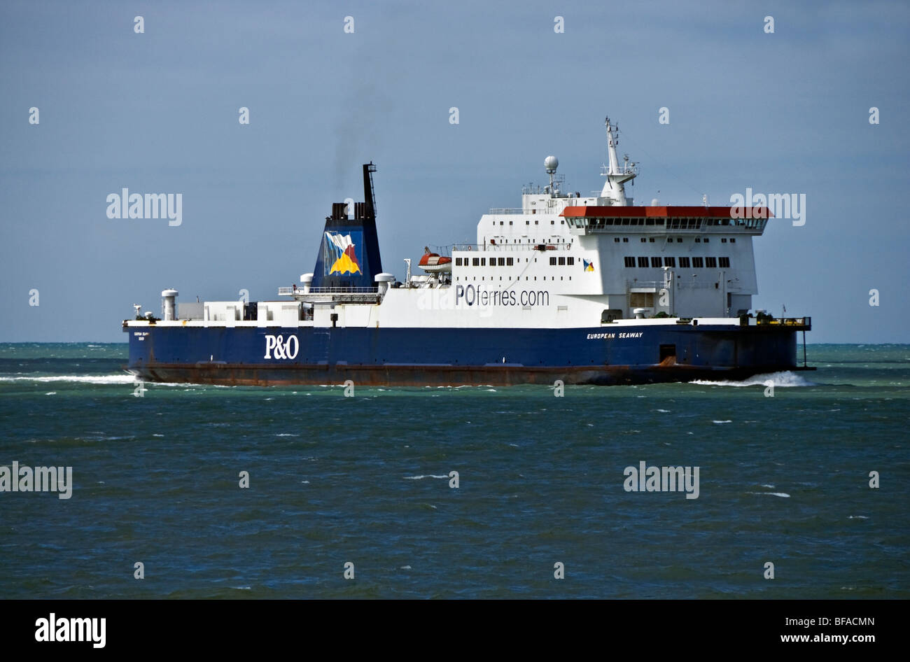 P&O Ferries Seaway europea che arrivano a Calais Foto Stock
