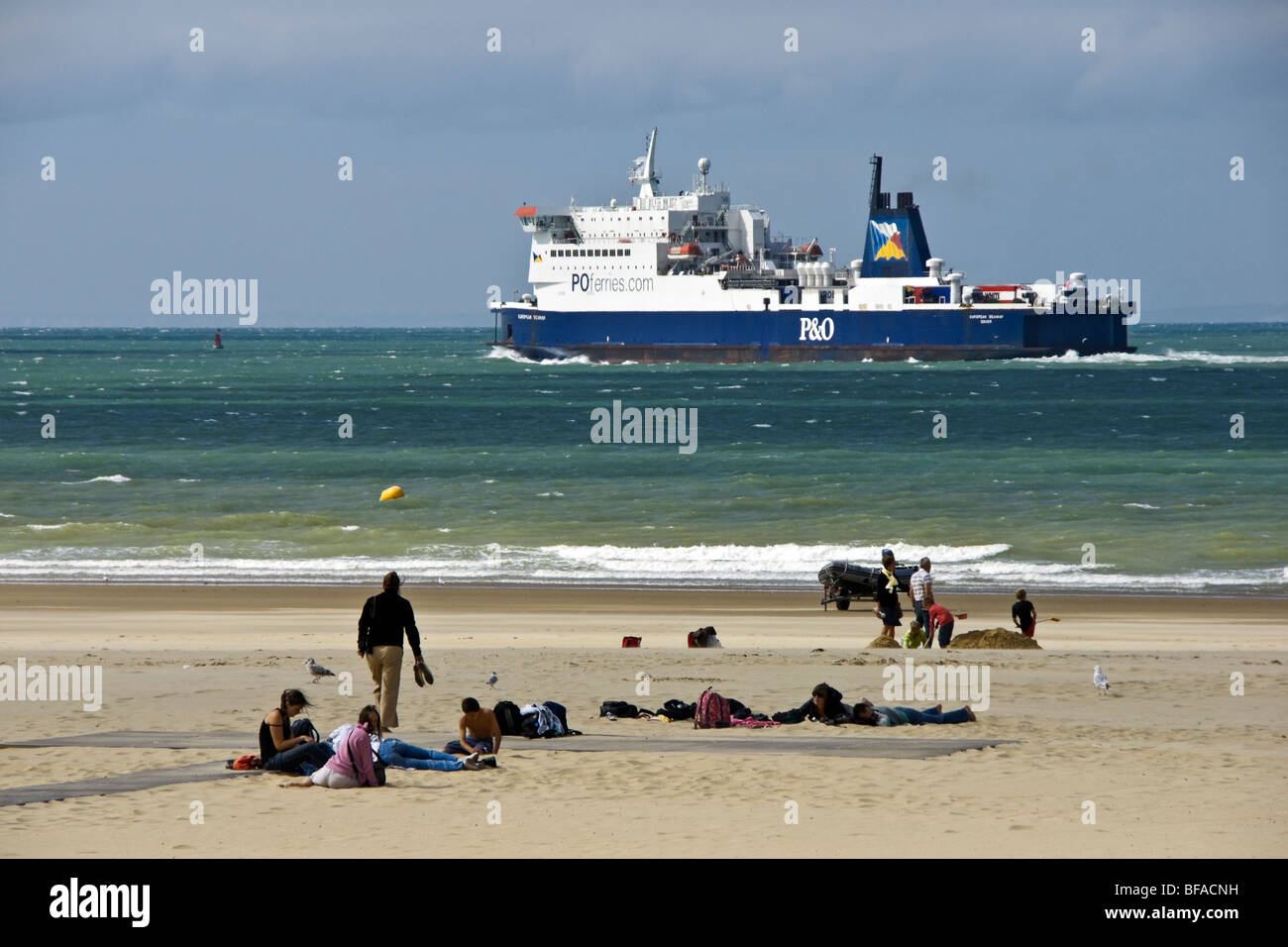 P & O European Ferries Seaway off Calais in Francia in rotta di Dover in Inghilterra Foto Stock