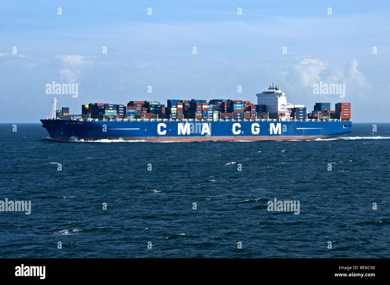 CMA CGM nave portacontainer CMA CGM Vela nella parte meridionale del Mare del Nord dalla costa olandese, Foto Stock