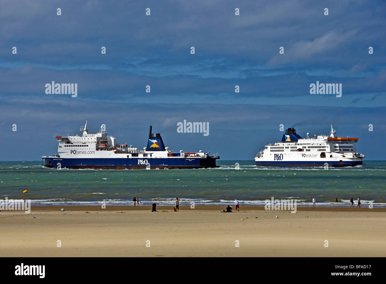P&O Ferries Pride of Kent passando European Seaway off Calais in Francia Foto Stock