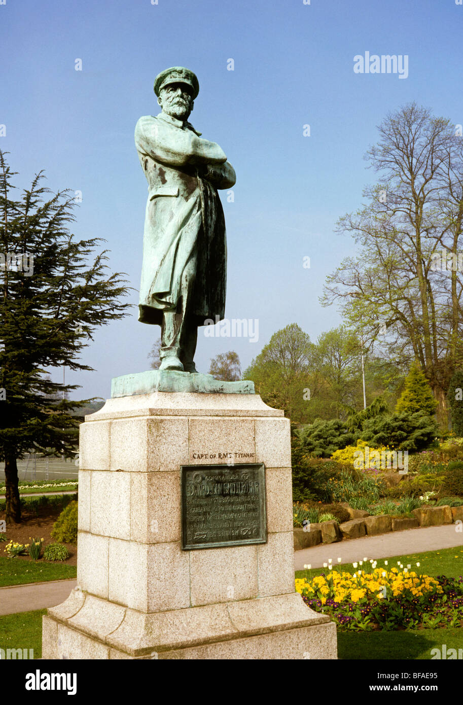 Regno Unito, Inghilterra, Staffordshire, Lichfield, Beacon Park, Statua al comandante Edward John Smith, capitano di RMS Titanic Foto Stock