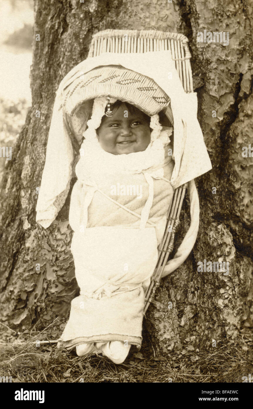 Felice Papoose indiano che giace contro un albero Foto Stock