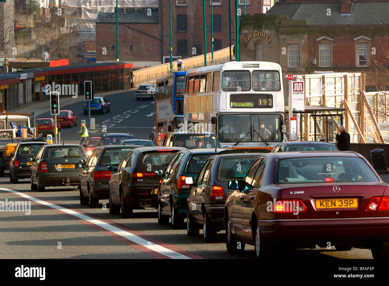 Inghilterra, Cheshire, Stockport, centro città, Wellington Road North, congestione del traffico, linea di automobili di cancelleria Foto Stock