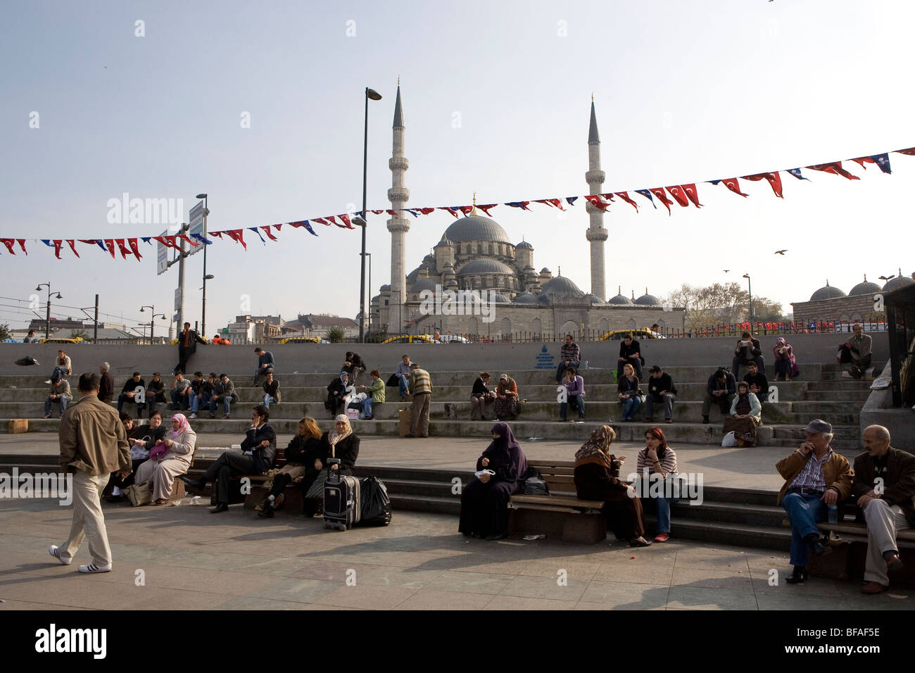 La gente seduta vicina Moschea Blu, prendendo una pausa. Le donne sono velate Foto Stock