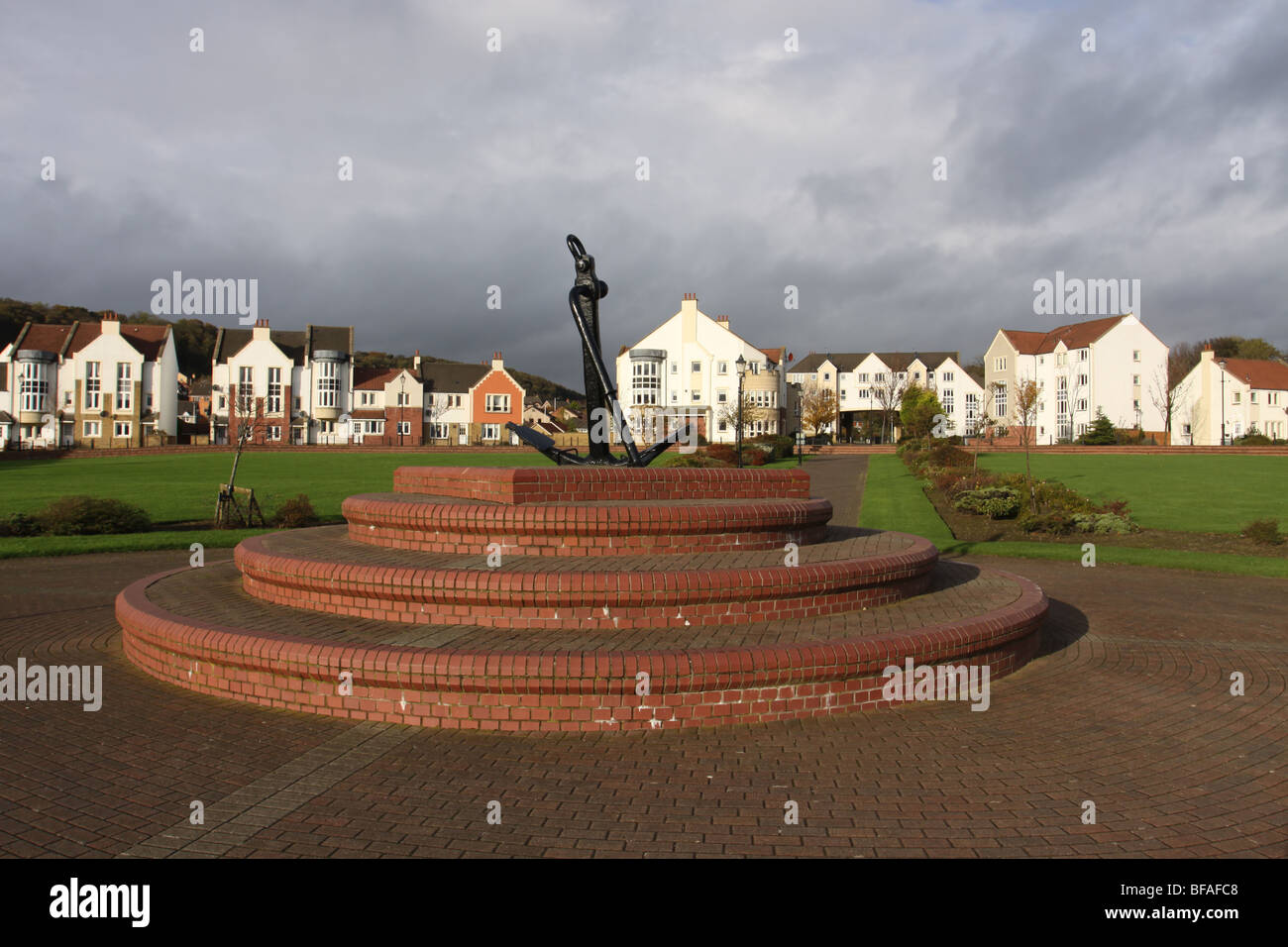Ancora sul plinto alloggiamento nuovo sviluppo St David's Harbor, Dalgety Bay, Fife Scozia Ottobre 2009 Foto Stock