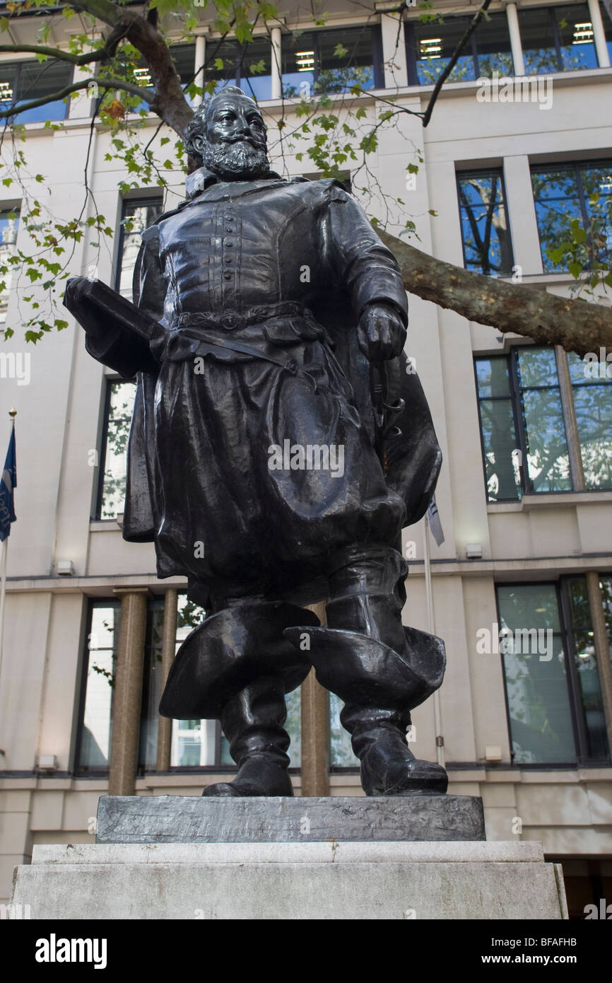 Statua del capitano John Smith, governatore della Virginia in prua sagrato, Cheapside London GB UK Foto Stock