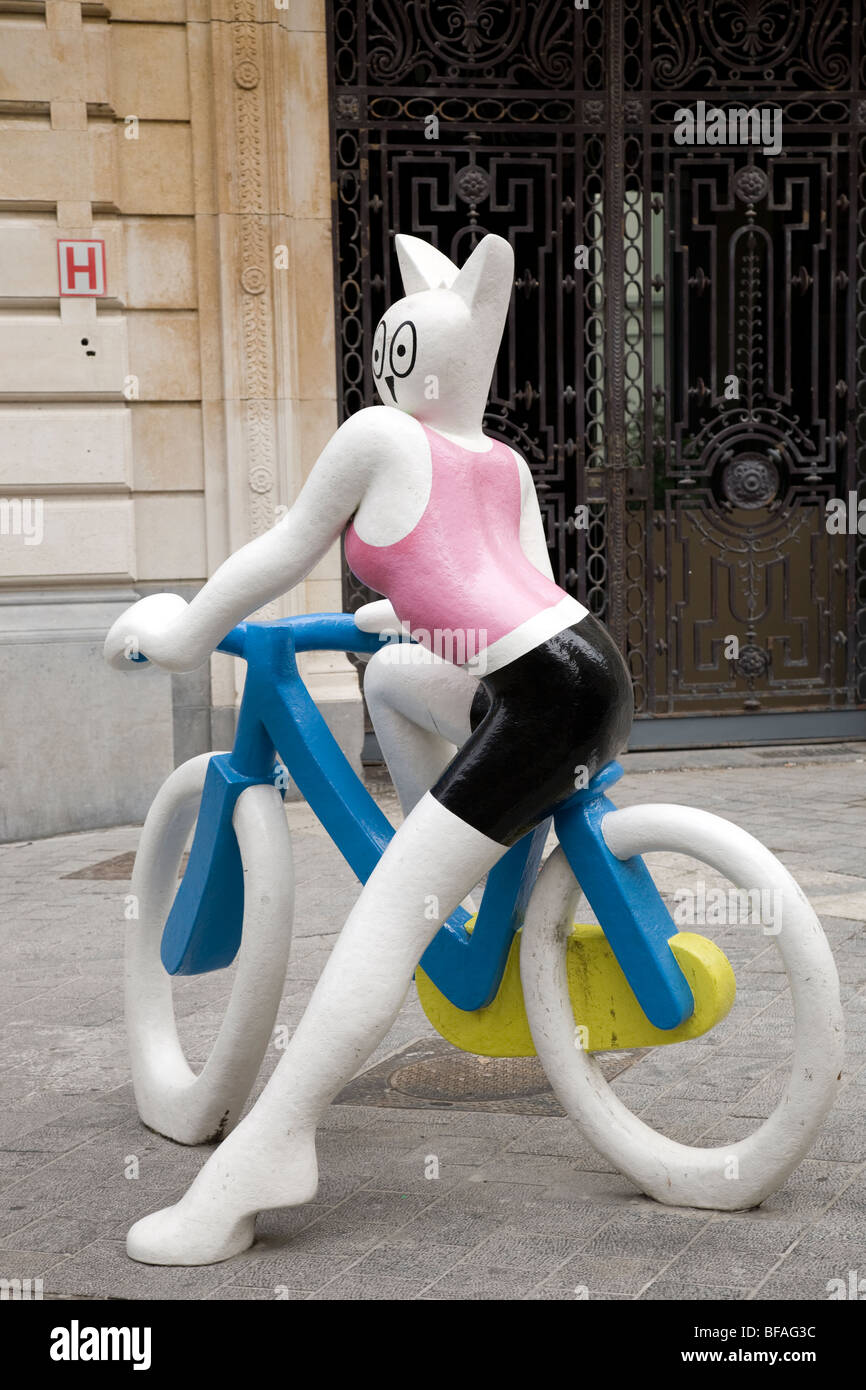 Donna in bici figura del fumetto Arte di strada; Bruxelles Belgio Foto Stock