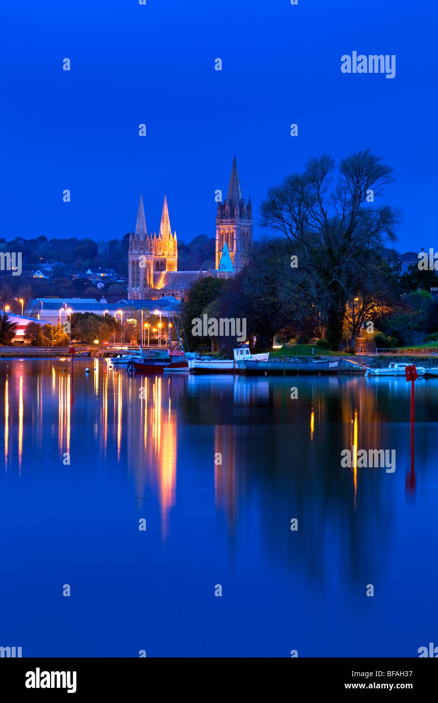 Truro Cathedral di notte; dal fiume Fal; Cornovaglia Foto Stock