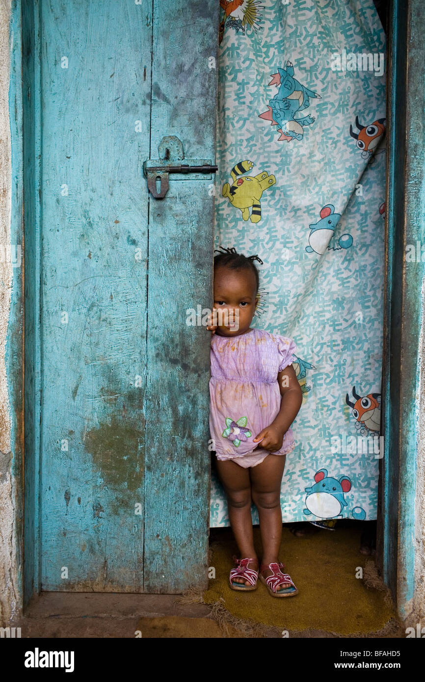 Piccola ragazza in porta, Freetown, Sierra Leone Foto Stock