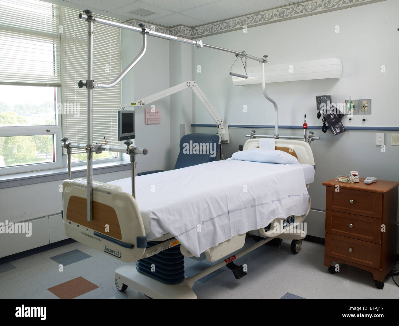 Letto di ospedale nella vuota stanza di ospedale, STATI UNITI D'AMERICA Foto Stock